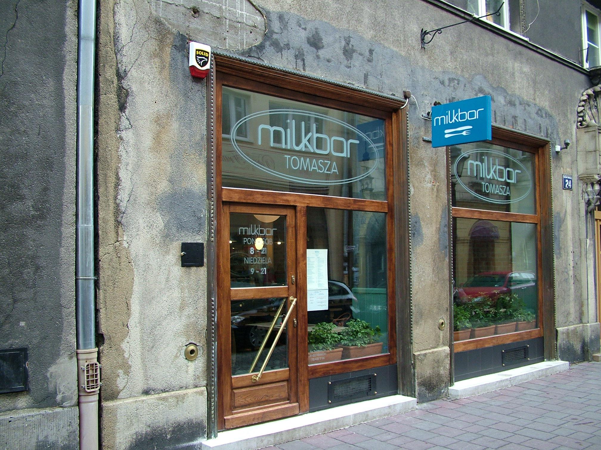 Widok ulicy przy Milkbar Tomasza